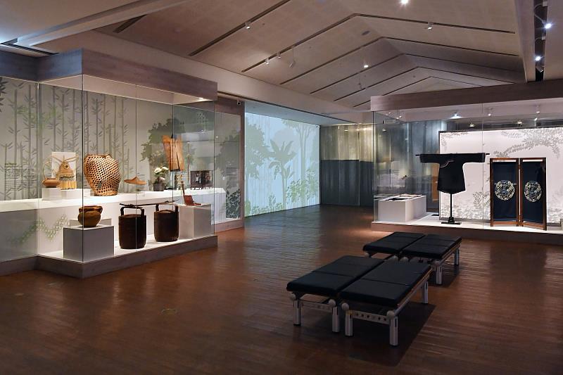 展覽展出約90件用各種植物製作而成或具有植物圖騰的展件，呈現傳藝植物的獨特功用。