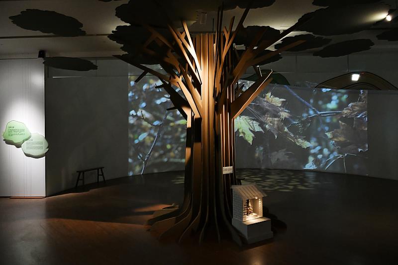 「生命之樹」展區營造沉浸劇場氛圍，讓民眾感受不同族群對樹木、土地與植物的吟唱。