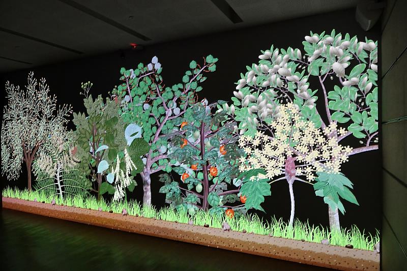 「光之植生牆」數位互動，觸碰後傳藝植物種子會慢慢生長，呈現植物的生命力與文化共生的理念。