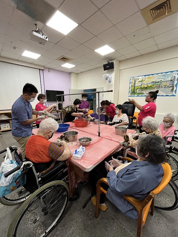 臺東縣府與養護中心住民包粽體驗慶端午！縣長饒慶鈴致贈11家老人、身障機構加菜金