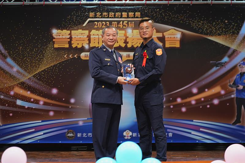 新北警察節慶祝大會，會中局長廖訓誠特別頒獎優秀同仁。