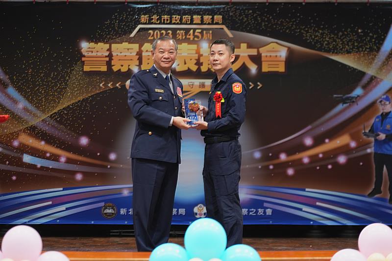 新北警察節慶祝大會，會中局長廖訓誠特別頒獎優秀同仁。