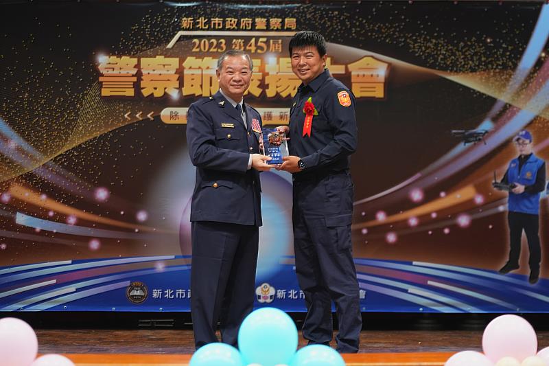 新北警察節慶祝大會，會中局長廖訓誠特別頒獎優秀同仁。