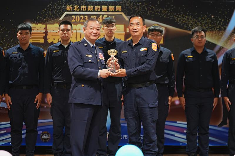 新北警察節慶祝大會，會中局長廖訓誠特別頒獎優秀同仁。