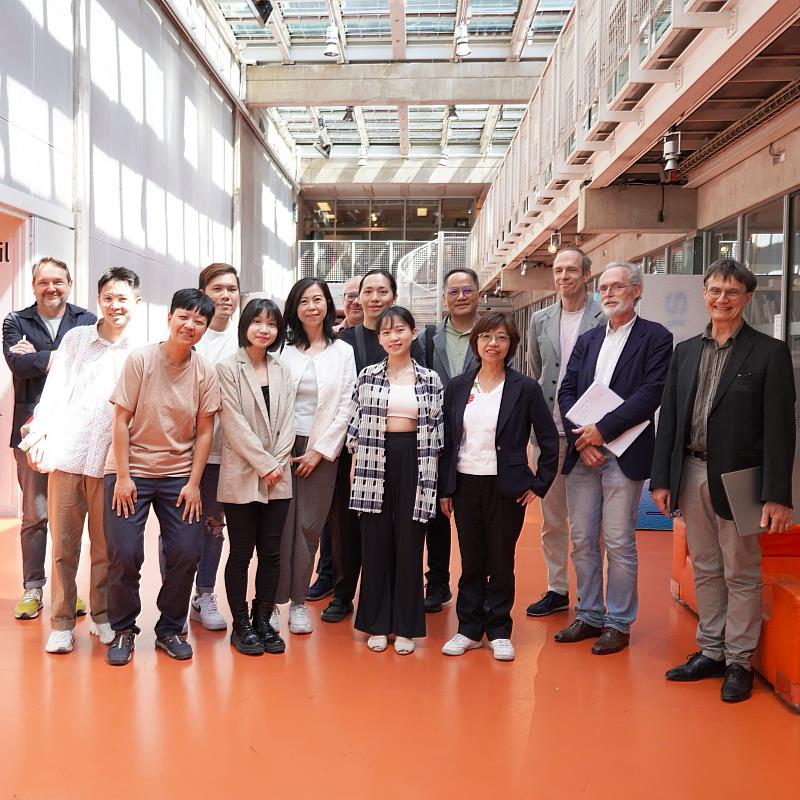 「2023 ManiFeste藝術節」現場合影 (由左至右)，IRCAM製作部主任Cyril Béros、作曲家黃祈諺、聲響實驗室聲音設計潘華嚴、跨領域藝術家鄭乃銓、聲響實驗室專員黃薏倫、聲響實驗室主任黃意芝、IRCAM教育部主任Philippe Langlois、藝術家賴宗昀、作曲家王之筠、財團法人臺灣生活美學基金會董事長彭俊亨、執行長謝翠玉、IRCAM執行長Frank Madlener、行政總監Michel Muckensturm、研發部主任Hugues Vinet，圖片由C-LAB提供。