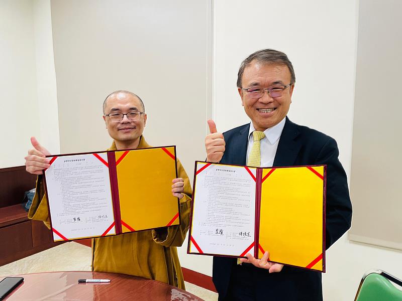 義守大學校長陳振遠（右）、佛光山資訊監院室監院慧讓法師（左），共同簽訂「數位典藏 MOU合作意願書」(照片來源：義守大學提供)。