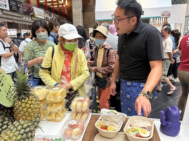 林建穎向遊客介紹餐盒