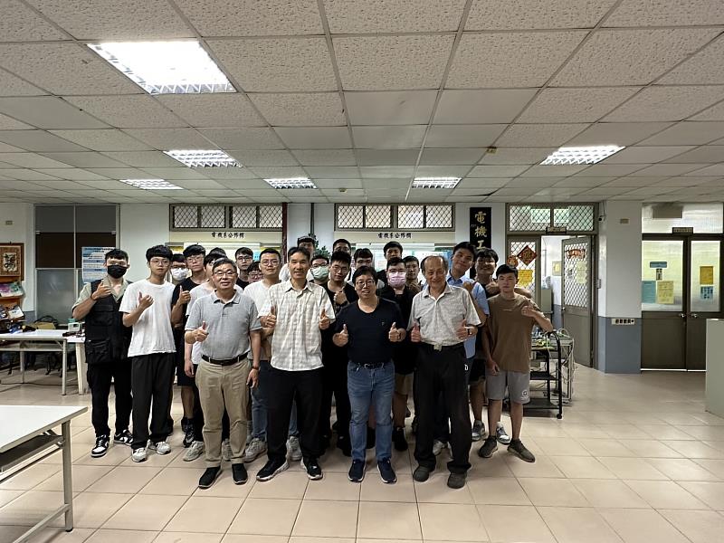 學生參加專題成果展競賽，全體合影