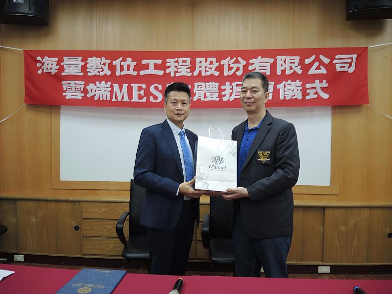 管理學院羅乃維院長致贈禮物。