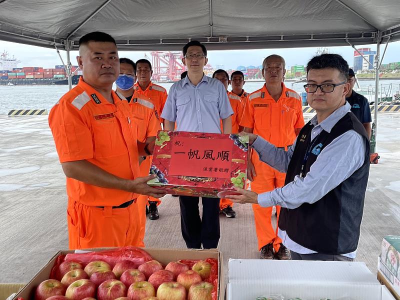 漁業署頒發水果慰問禮盒