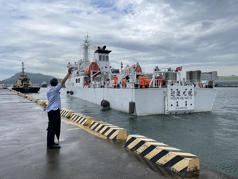 海巡署艦隊分署直屬船隊李松樵隊長，親自至碼頭送行，並祝巡護九號船人安、船安、事事平安、一路順風、圓滿達成任務