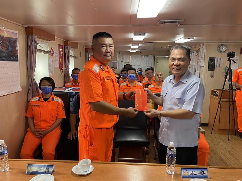 海巡署周美伍署長頒發加菜慰勞金