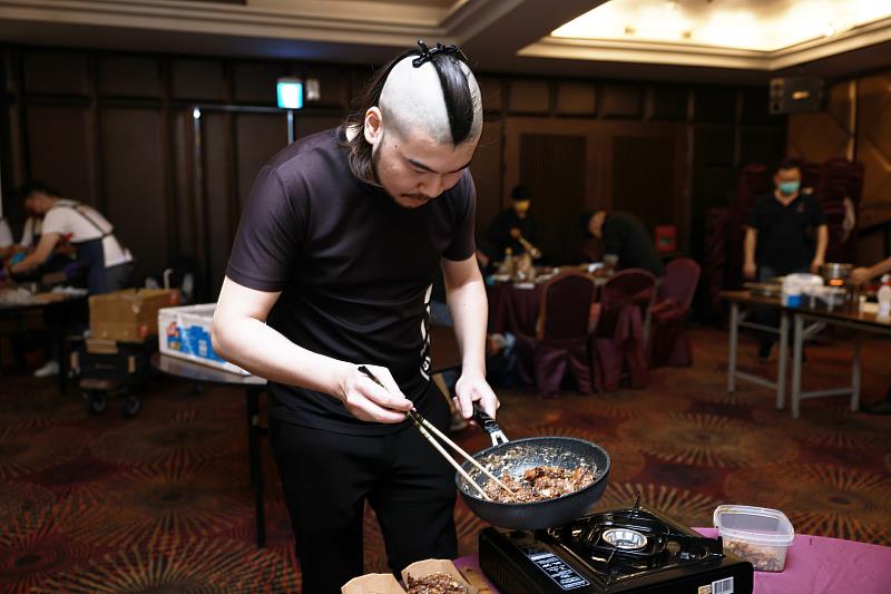 參賽店家準備下酒菜競賽料理