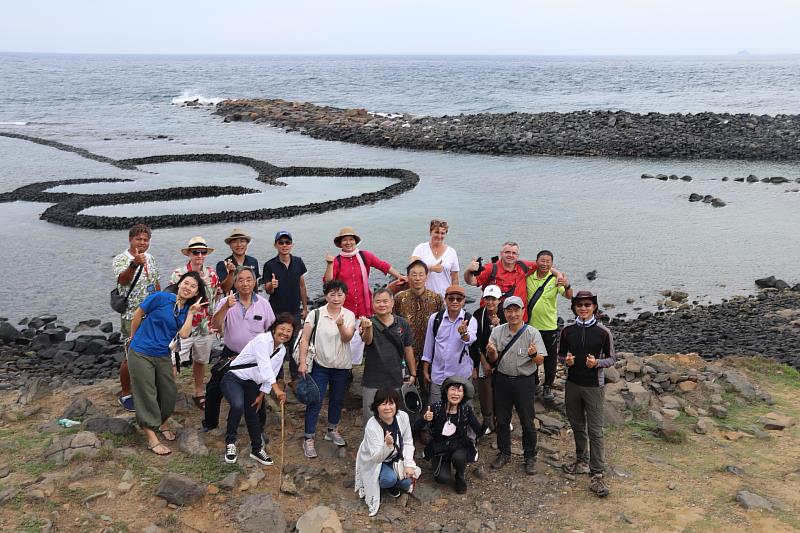 文化部文資局辦理「2023石滬保存維護國際研討會」，邀請國際學者現勘澎湖七美雙心石滬。