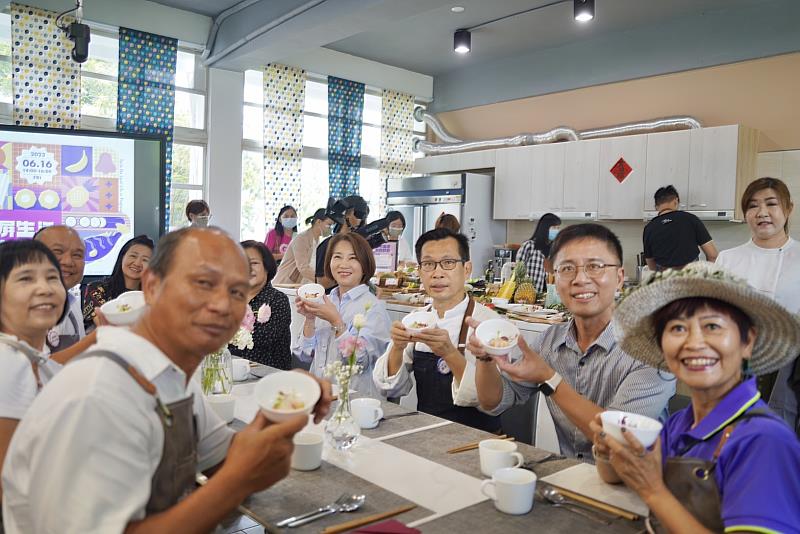 餐桌大合照