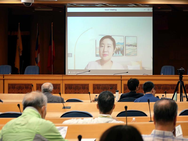 東亞各國學者透過線上、線下方式參與研討。