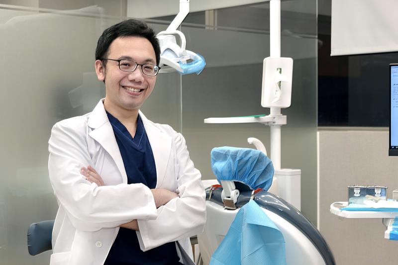 牙醫師蘇柏宇說BPS吸附性假牙 適合大面積缺牙患者。（圖/雲天牙醫診所提供）