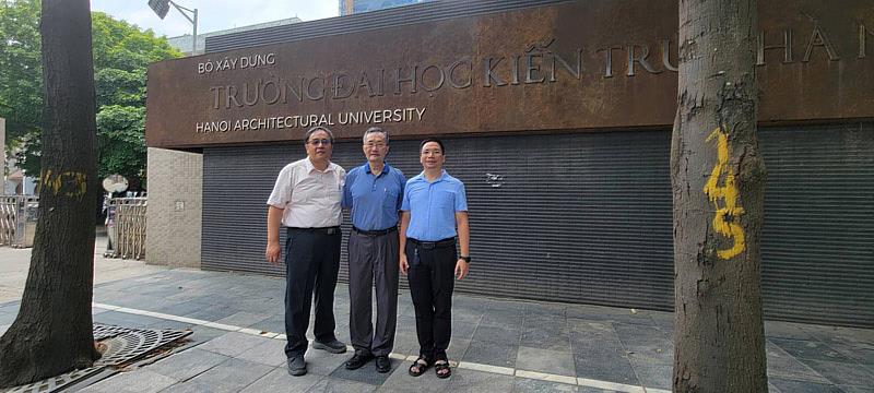 大葉大學工學院李清華院長(中)與環工系陳宜清教授(左)赴越南，與河內建築大學洽談合作