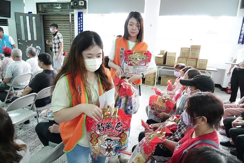 佛光大學暖全服務社項允柔社長也帶領社員全程參與服務，一起做公益！