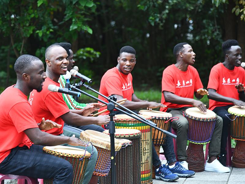 長榮大學國際生帶來精采非洲鼓表演，演唱生日快樂歌時切換多國語言，讓現場觀眾驚豔。