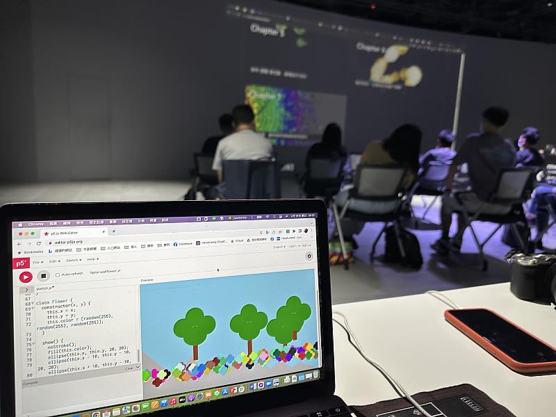 文化科技發展協會過往辦理Creative Coding課程，帶領學員使用ChatCPT實作練習