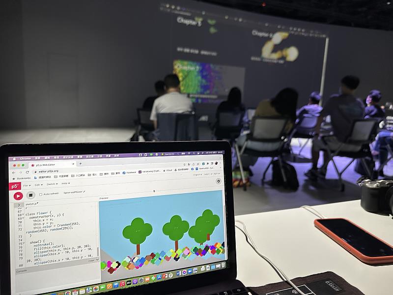 文化科技發展協會過往辦理Creative Coding課程,帶領學員使用ChatCPT實作練習