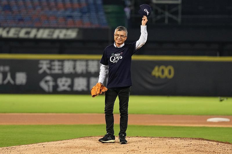中華電信郭水義董事長受邀擔任未來之星棒球邀請賽冠軍戰開球嘉賓，力挺國內棒球運動。