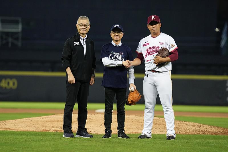 未來之星棒球邀請賽冠軍戰中華電信郭水義董事長(中)開球，與中華職業棒球大聯盟楊清瓏秘書長（左）與海沃樂天 葉家淇球員（右）合影。