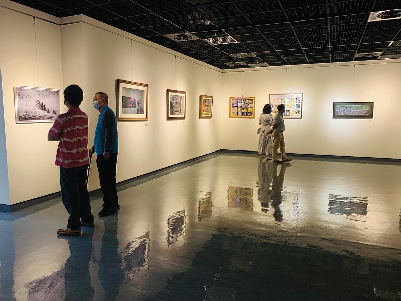 民眾參觀展覽欣賞作品-2