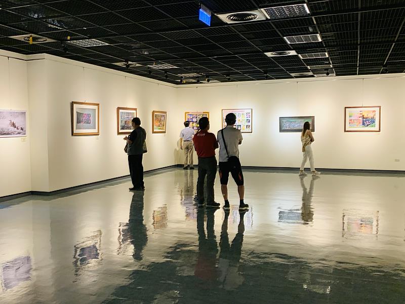 民眾參觀展覽欣賞作品-1
