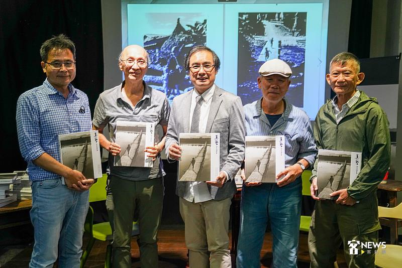 左起陽明交大客家學院教授羅烈師、劉安明兒子劉向益、客傳會董事長陳邦畛、攝影師葉裁、紀錄片導演邱才彥。