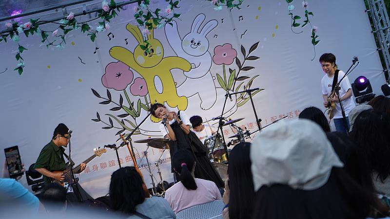 幸福來了音樂市集-樂團表演庸俗救星