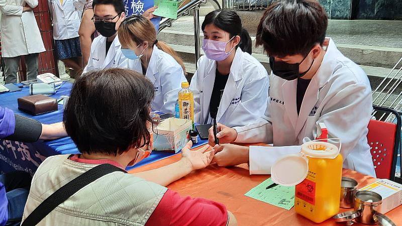 醫檢系同學為民眾檢測血糖