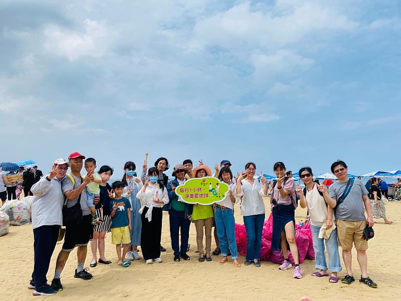 淨灘夥伴淨灘撿海廢，樂當地球清道夫，希望大海重返昔日容顏。（圖/靈鷲山佛教教團提供）