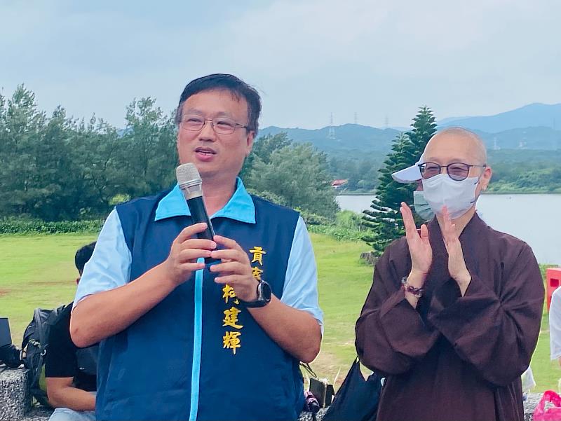 靈鷲山當家常存去師和貢寮區長柯建輝，都到現場為淨灘夥伴鼓勵打氣。（圖/靈鷲山佛教教團提供）