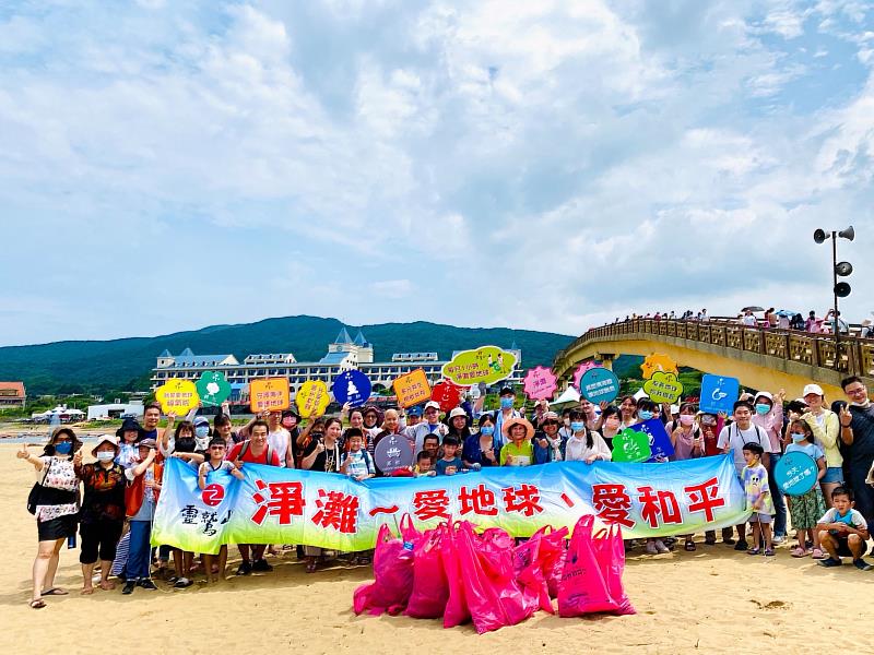 淨灘愛地球，相揪看沙雕！靈鷲山、福容大飯店和網友們，以實際行動守護地球、海洋。（圖/靈鷲山佛教教團提供）