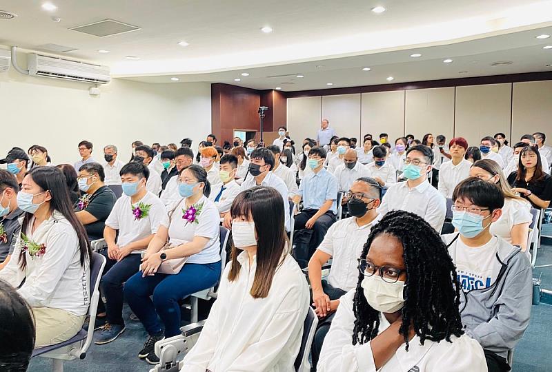 「醫學院」醫學系、學士後醫學系、學士後中醫學系全體師生到場，感念大體老師的付出與教導(照片來源：義守大學提供)。