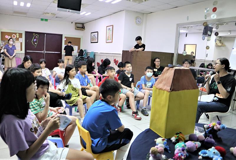 繪本中代表信任且能幫助自己的「熊太太信箱」將擺放在教會一個月，提供孩子們情緒的出口，視其需求提供資源。