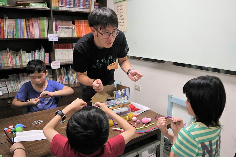 活泉之家的阿胥引導孩子透過手作將心中的情緒怪獸具象化，學習表達。