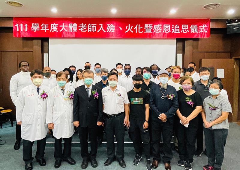義守大學感念大體老師無私奉獻，舉辦「大體老師入殮、火化暨感恩追思禮」，送無語良師最後一程(照片來源：義守大學提供)。