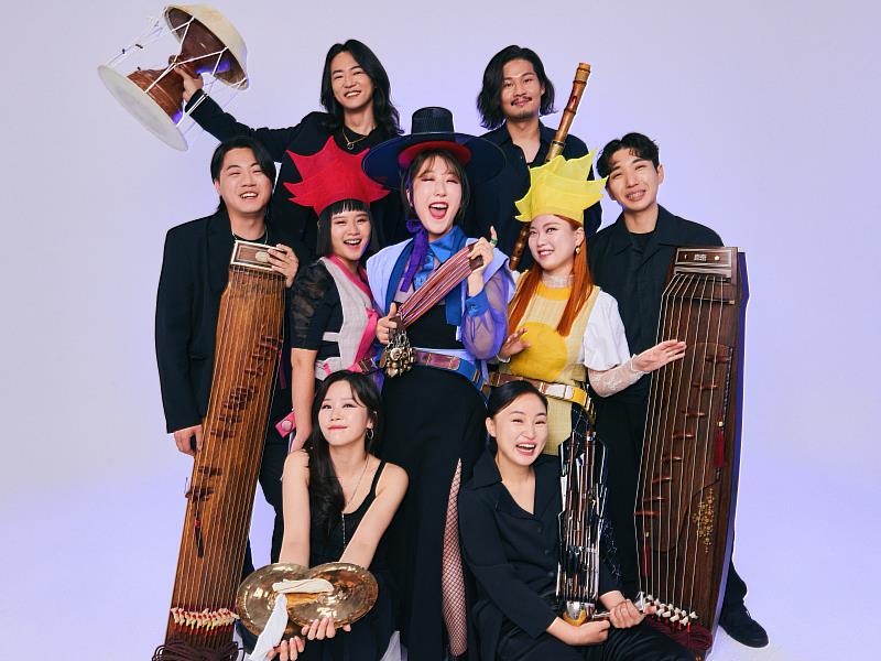 風靡全球的南韓薩滿靈魂創作樂團Ak Dan Gwang Chil (ADG7)將首度來台開唱。（照片提供／世界音樂節@臺灣）
