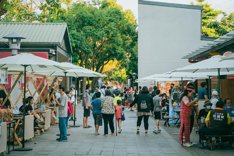 為增加店家產品買氣，即日起到7月31日前來園區消費滿300元，即可獲抽獎券一張，將有機會抽到台北宿霧來回機票