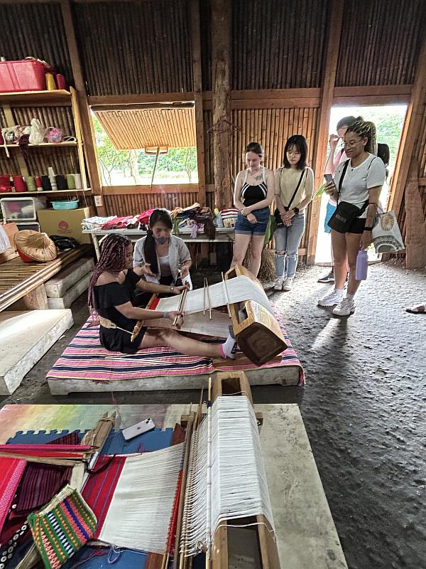 來訪師生於竹麻屋體驗原住民族傳統地織技藝。