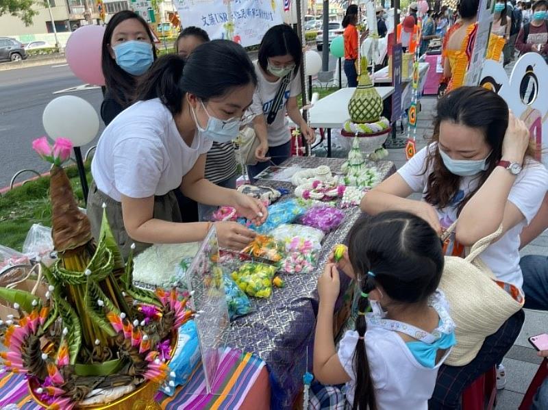 「藻到新力亮計畫」團隊創辦新住民多元文化市集，東南亞學系學生擺設泰國串花藝術手作攤位，讓民眾親炙東南亞文化與藝術之美。