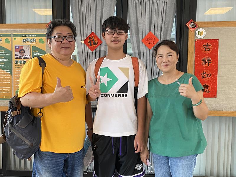 今年錄取日本語文科一年級的黃政瑜(中)，父親黃建華(左)是文藻專科部西班牙語文科第19屆畢業校友。