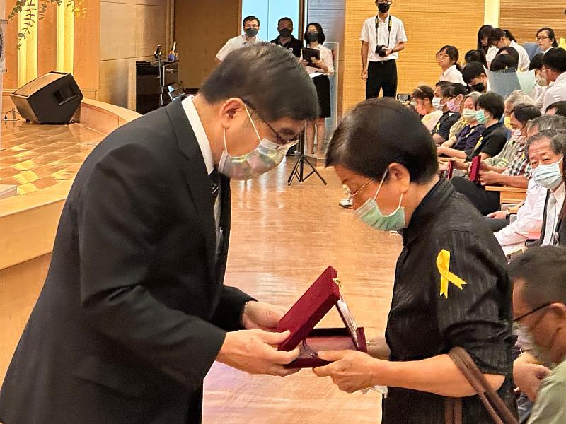 高雄醫學大學校長楊俊毓代表學校致贈感謝牌給大體老師、器官捐贈及病理解剖老師的家屬