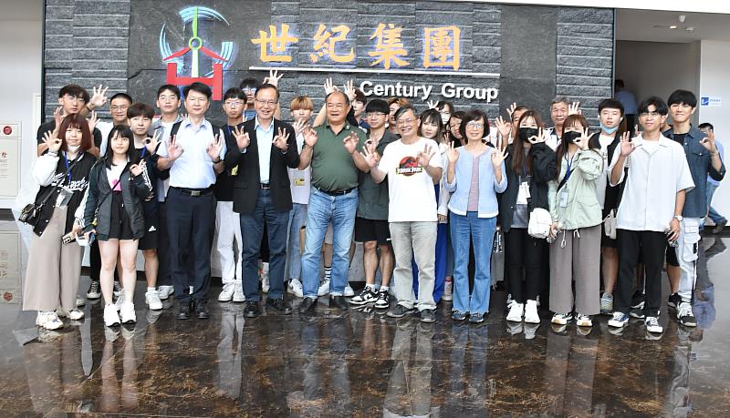 南華大學至世紀集團參訪並大合照。