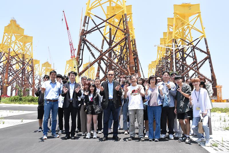 南華大學至世紀離岸風電設備股份有限公司參訪，參觀大型鋼構-離岸風機水下基礎。