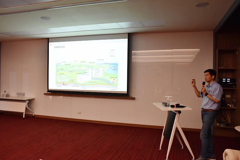 南華大學至世紀離岸風電設備股份有限公司參訪，林明弘策略長分享世紀離岸風電的營運狀況。