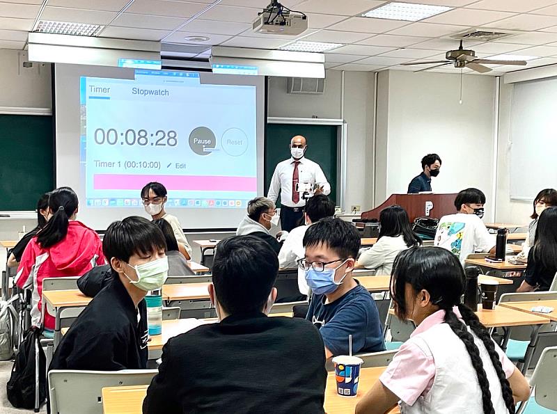 義守大學與立命館大學以團隊分組方式進行交流，來自不同國家的學子共同討論聯合國永續發展17項目標與議題(照片來源：義守大學提供)。